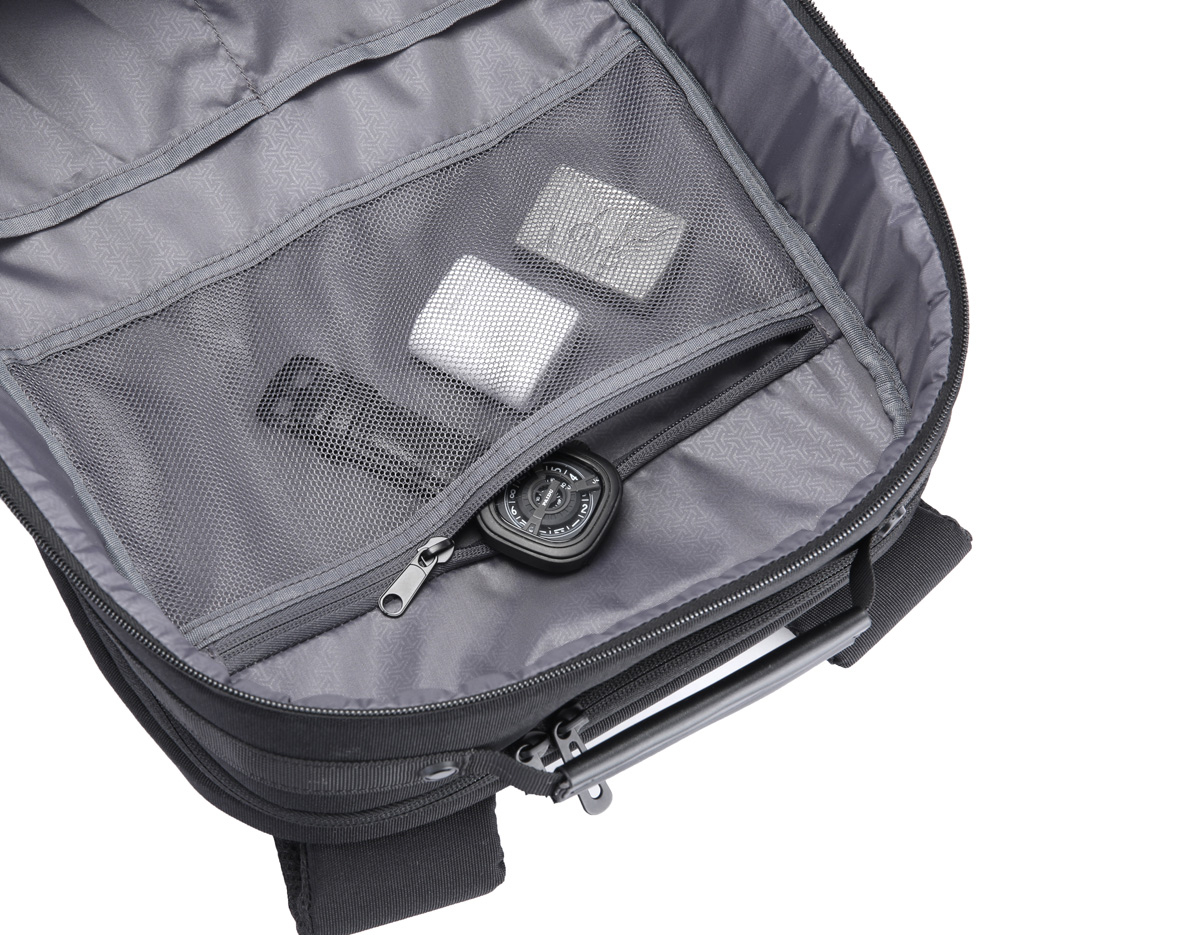 Mochila premium, produzida com couro  acolchoado, alças de ombro acolchoadas, interior com divisórias com zíper para acomodar pequenos objetos, dois bolsos frontais com zíper, na parte das costas uma divisória com zíper, engate para mala de viagem, aceita notebook de até 15,6”, porta USB tipo C na lateral.