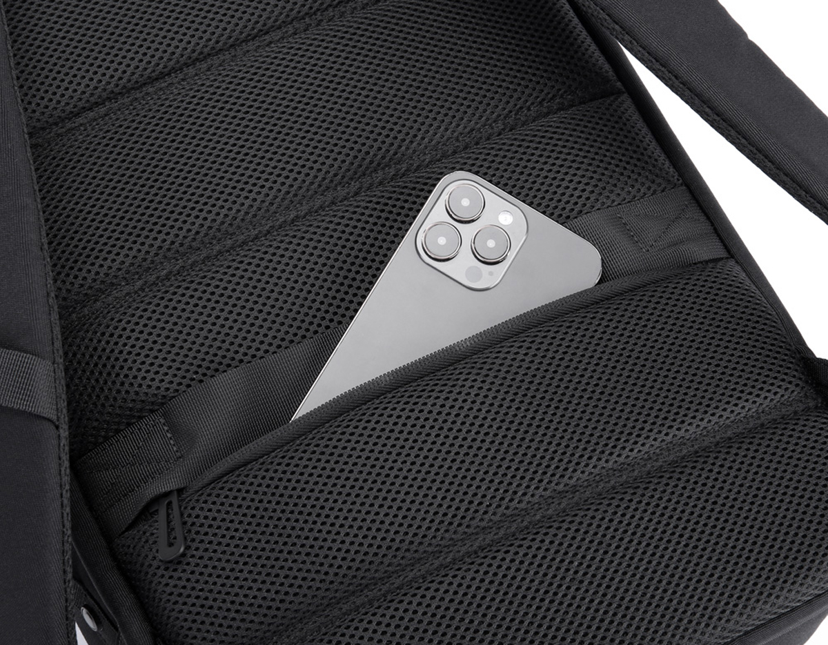 Mochila premium, produzida com couro  acolchoado, alças de ombro acolchoadas, interior com divisórias com zíper para acomodar pequenos objetos, dois bolsos frontais com zíper, na parte das costas uma divisória com zíper, engate para mala de viagem, aceita notebook de até 15,6”, porta USB tipo C na lateral.