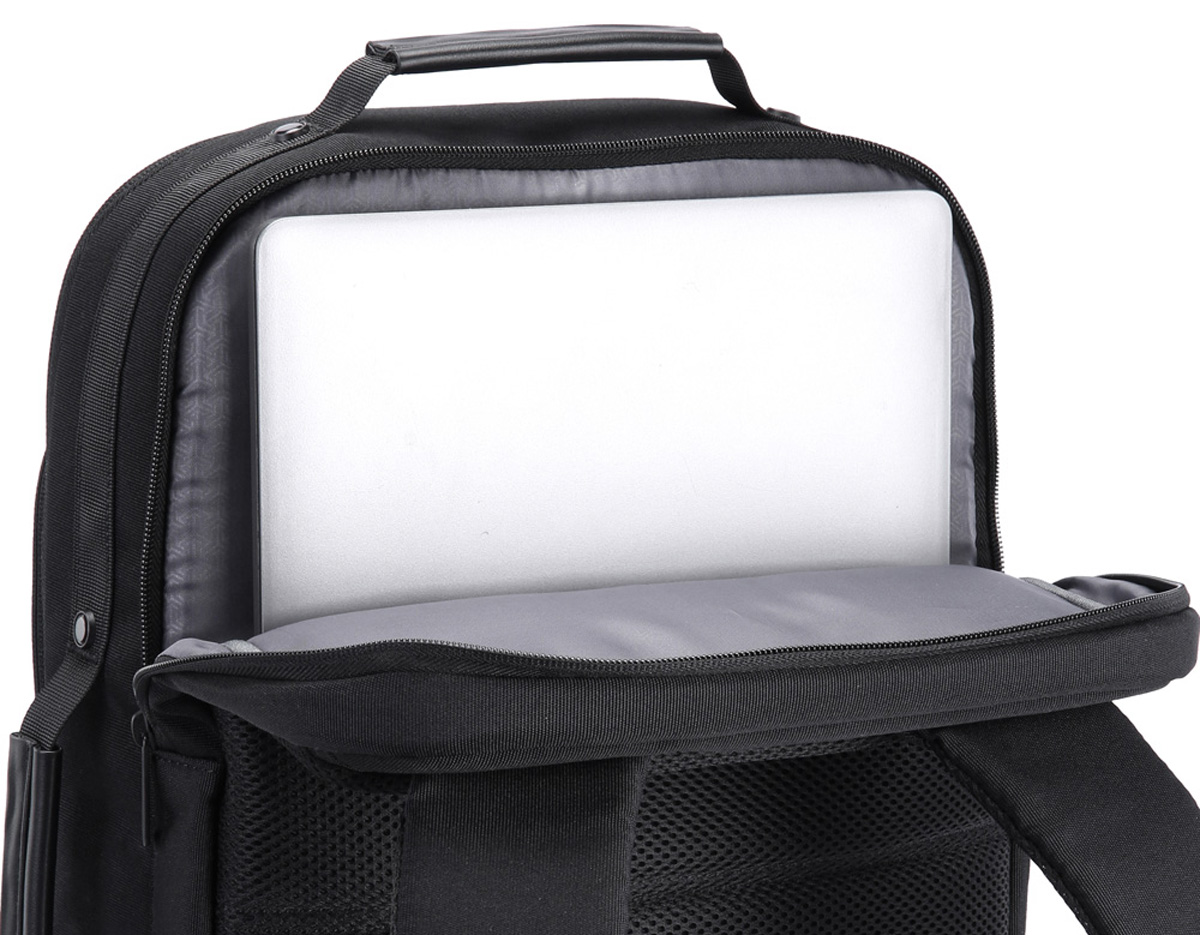 Mochila premium, produzida com couro  acolchoado, alças de ombro acolchoadas, interior com divisórias com zíper para acomodar pequenos objetos, dois bolsos frontais com zíper, na parte das costas uma divisória com zíper, engate para mala de viagem, aceita notebook de até 15,6”, porta USB tipo C na lateral.