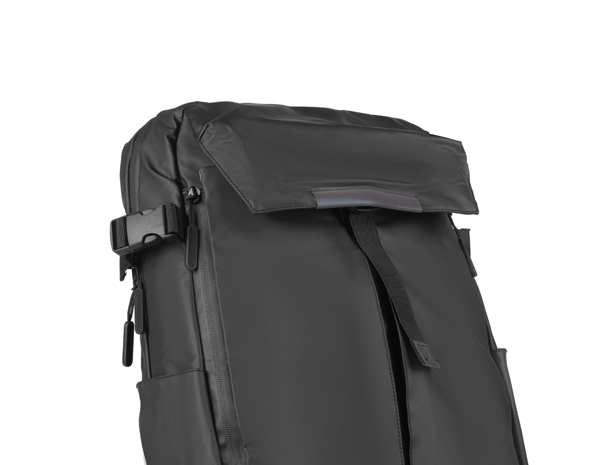 Mochila para Notebook em PU com alças de mão e de ombro acolchoadas, garantindo conforto no uso. Possui engate traseiro para fixação em malas de viagem, além de bolsos frontal e lateral para armazenamento de itens menores. O compartimento interno é adequado para notebooks de até 15,6 polegadas, proporcionando segurança e organização.
