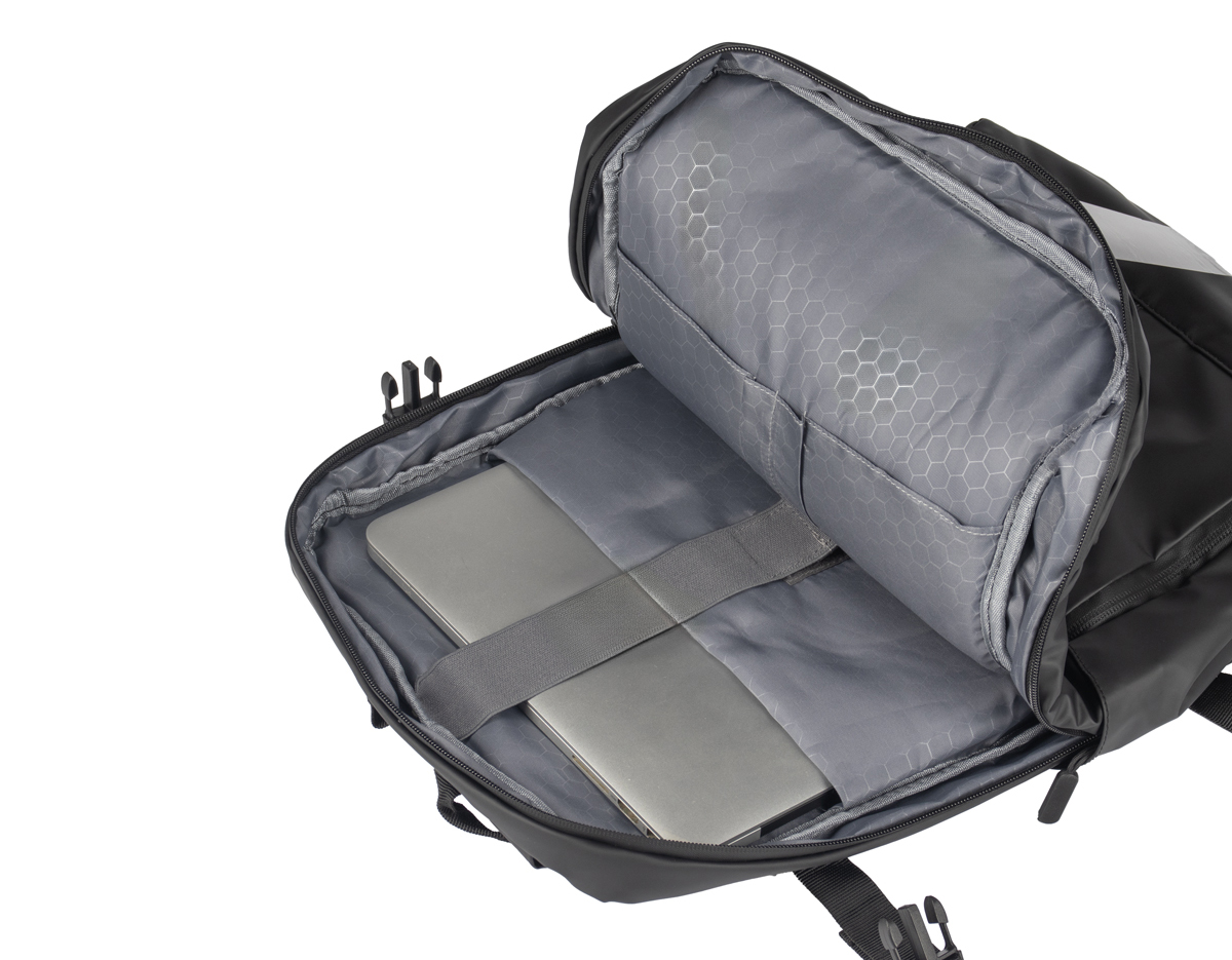 Mochila para Notebook em PU com alças de mão e de ombro acolchoadas, garantindo conforto no uso. Possui engate traseiro para fixação em malas de viagem, além de bolsos frontal e lateral para armazenamento de itens menores. O compartimento interno é adequado para notebooks de até 15,6 polegadas, proporcionando segurança e organização.
