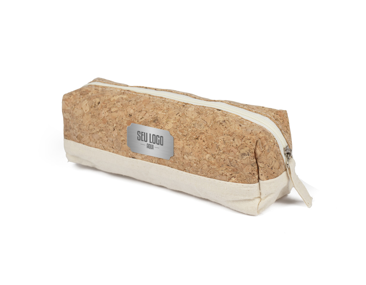 Necessaire em algodão cru, ideal para transportar itens pessoais. O detalhe em cortiça na base oferece um toque diferenciado e natural ao design. Compacta e prática, é perfeita para o uso diário ou em viagens.