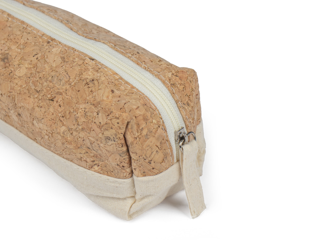 Necessaire em algodão cru, ideal para transportar itens pessoais. O detalhe em cortiça na base oferece um toque diferenciado e natural ao design. Compacta e prática, é perfeita para o uso diário ou em viagens.