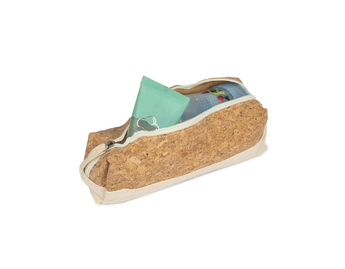 Necessaire em algodão cru, ideal para transportar itens pessoais. O detalhe em cortiça na base oferece um toque diferenciado e natural ao design. Compacta e prática, é perfeita para o uso diário ou em viagens.