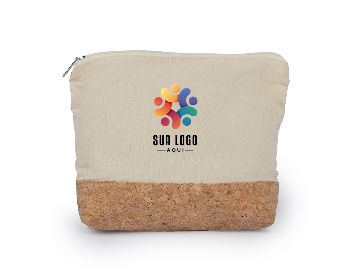 Nécessaire feita em algodão cru, com acabamento em cortiça. Compacta e versátil, é ideal para organizar itens pessoais como maquiagens, cosméticos ou objetos pequenos. O contraste entre o tecido natural e a cortiça confere um toque rústico e elegante, tornando-a prática para o dia a dia ou viagens.
