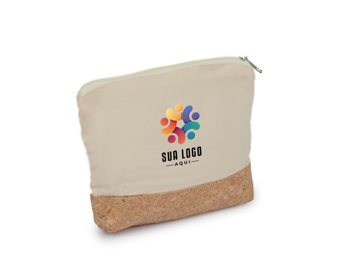Nécessaire feita em algodão cru, com acabamento em cortiça. Compacta e versátil, é ideal para organizar itens pessoais como maquiagens, cosméticos ou objetos pequenos. O contraste entre o tecido natural e a cortiça confere um toque rústico e elegante, tornando-a prática para o dia a dia ou viagens.