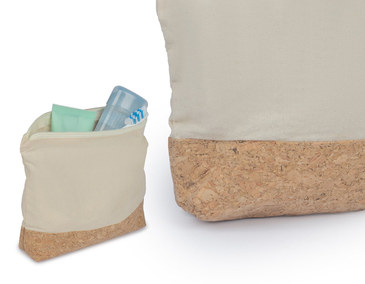 Nécessaire feita em algodão cru, com acabamento em cortiça. Compacta e versátil, é ideal para organizar itens pessoais como maquiagens, cosméticos ou objetos pequenos. O contraste entre o tecido natural e a cortiça confere um toque rústico e elegante, tornando-a prática para o dia a dia ou viagens.