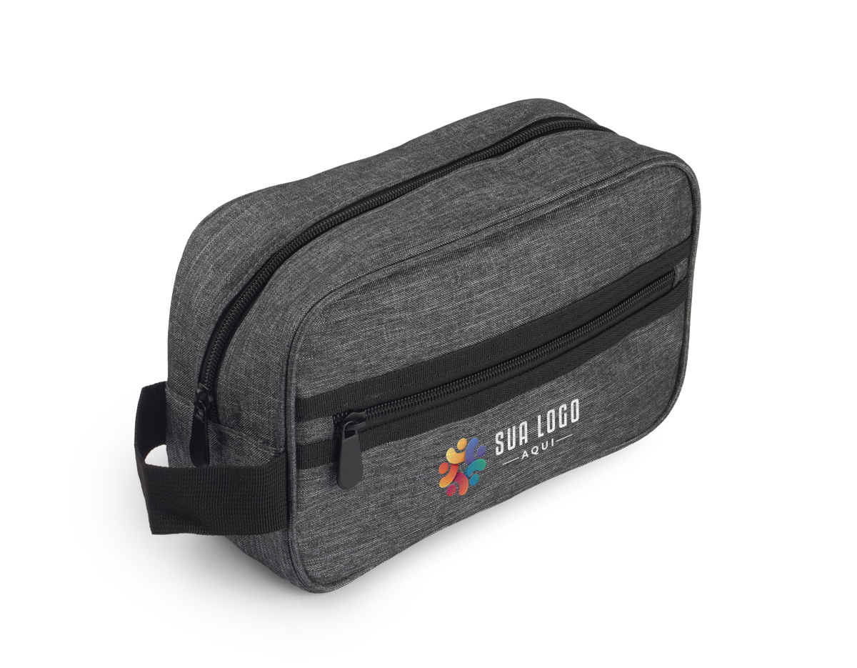 Nécessaire em tecido poliéster, resistente e leve. Possui alça de mão para fácil transporte e um bolso externo com zíper, proporcionando mais praticidade para organizar pequenos itens. Ideal para o uso diário ou em viagens, é funcional e durável.
