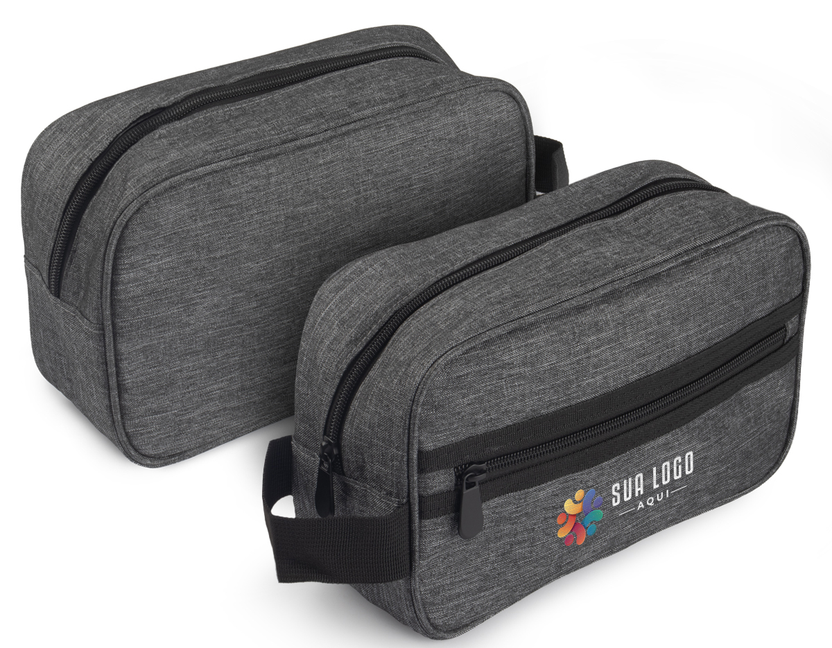 Nécessaire em tecido poliéster, resistente e leve. Possui alça de mão para fácil transporte e um bolso externo com zíper, proporcionando mais praticidade para organizar pequenos itens. Ideal para o uso diário ou em viagens, é funcional e durável.