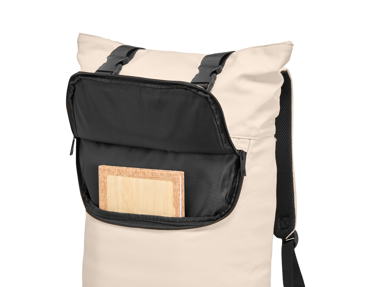 Mochila de couro sintético de 34 litros resistente à água. Possui dois compartimentos, sendo o principal com bolso para notebook de 14 polegadas. Possui engate para mala de viagem, fechamento por zíper e cinto com velcro.