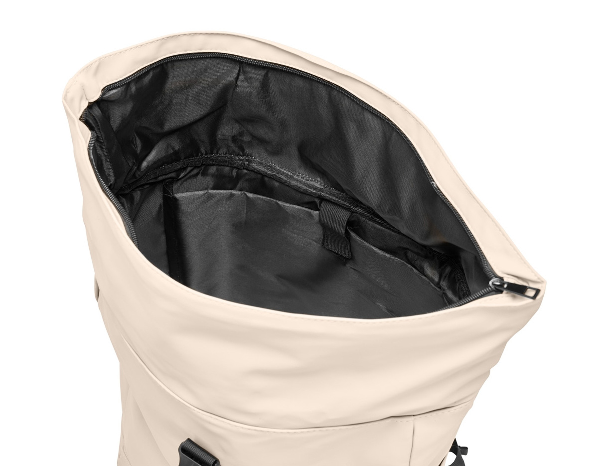 Mochila de couro sintético de 34 litros resistente à água. Possui dois compartimentos, sendo o principal com bolso para notebook de 14 polegadas. Possui engate para mala de viagem, fechamento por zíper e cinto com velcro.