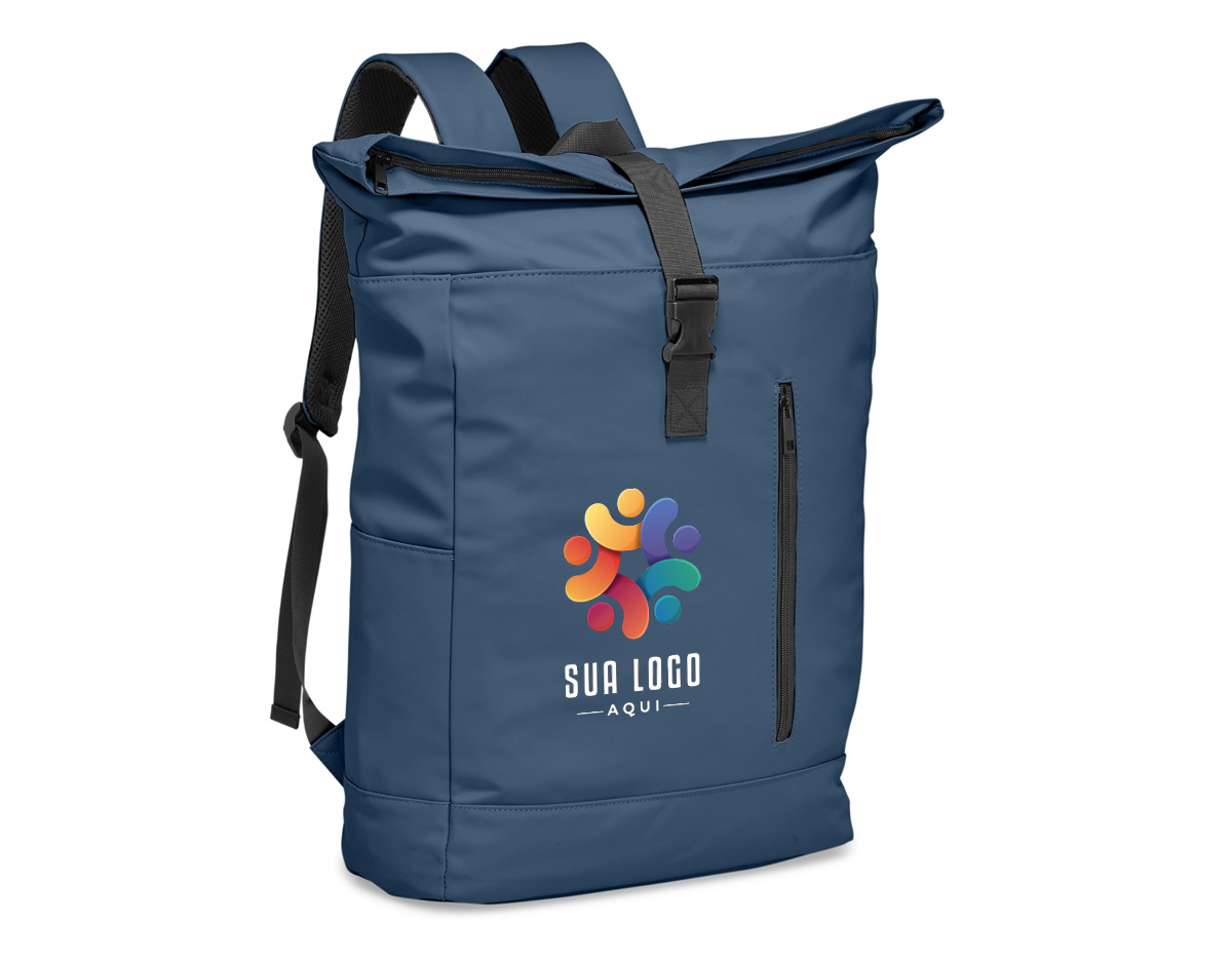 Mochila de couro sintético de 45 litros resistente à água. Possui dois compartimentos, sendo o principal com bolso para notebook de 15,6 polegadas, bolso interno com velcro, dois bolsos laterais, fechamento da mochila por zíper, cinto com velcro e engate para mala de viagem.