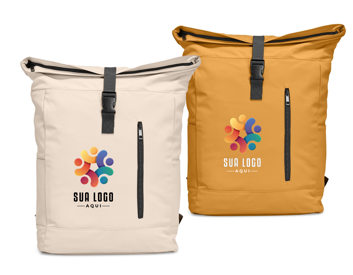 Mochila de couro sintético de 45 litros resistente à água. Possui dois compartimentos, sendo o principal com bolso para notebook de 15,6 polegadas, bolso interno com velcro, dois bolsos laterais, fechamento da mochila por zíper, cinto com velcro e engate para mala de viagem.