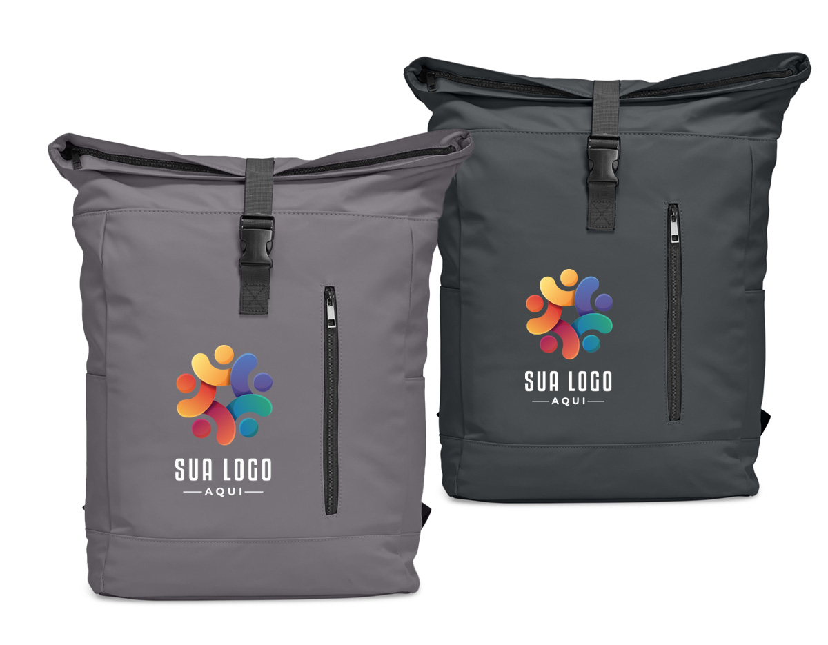 Mochila de couro sintético de 45 litros resistente à água. Possui dois compartimentos, sendo o principal com bolso para notebook de 15,6 polegadas, bolso interno com velcro, dois bolsos laterais, fechamento da mochila por zíper, cinto com velcro e engate para mala de viagem.