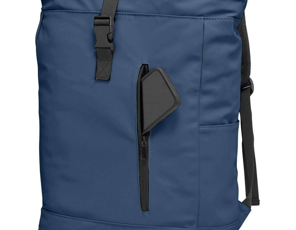 Mochila de couro sintético de 45 litros resistente à água. Possui dois compartimentos, sendo o principal com bolso para notebook de 15,6 polegadas, bolso interno com velcro, dois bolsos laterais, fechamento da mochila por zíper, cinto com velcro e engate para mala de viagem.