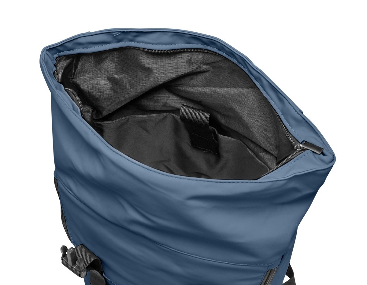 Mochila de couro sintético de 45 litros resistente à água. Possui dois compartimentos, sendo o principal com bolso para notebook de 15,6 polegadas, bolso interno com velcro, dois bolsos laterais, fechamento da mochila por zíper, cinto com velcro e engate para mala de viagem.