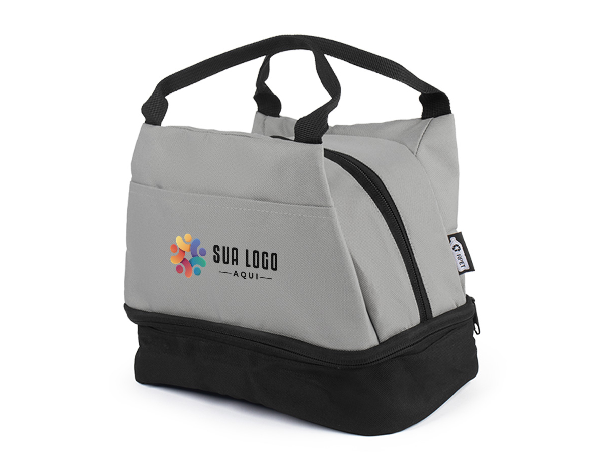 Bolsa térmica feita em tecido PET reciclado, possui dois compartimentos térmicos para manter a temperatura dos alimentos. Conta com um bolso frontal prático e alça de mão, ideal para transporte diário.