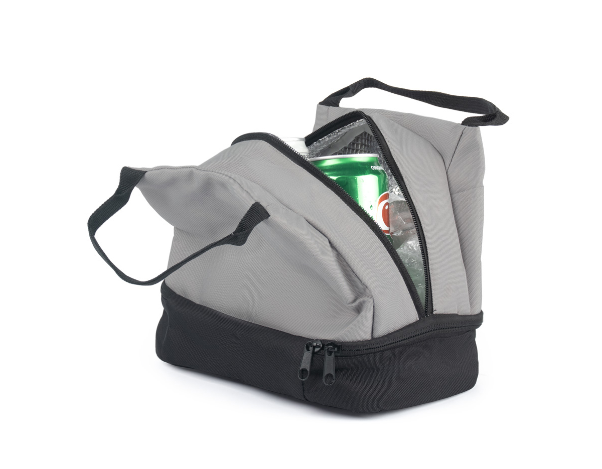 Bolsa térmica feita em tecido PET reciclado, possui dois compartimentos térmicos para manter a temperatura dos alimentos. Conta com um bolso frontal prático e alça de mão, ideal para transporte diário.
