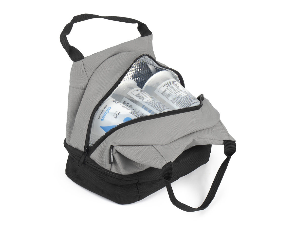 Bolsa térmica feita em tecido PET reciclado, possui dois compartimentos térmicos para manter a temperatura dos alimentos. Conta com um bolso frontal prático e alça de mão, ideal para transporte diário.