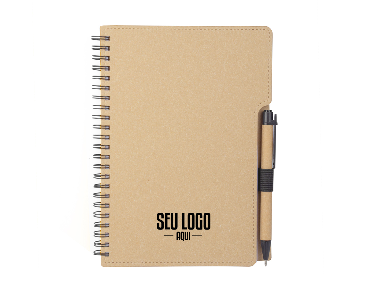 Caderno de anotações em papelão reciclável com suporte para caneta e miolo de 70 folhas pautadas e destacáveis.  Acompanha caneta com corpo em papel reciclável com detalhe em plástico.