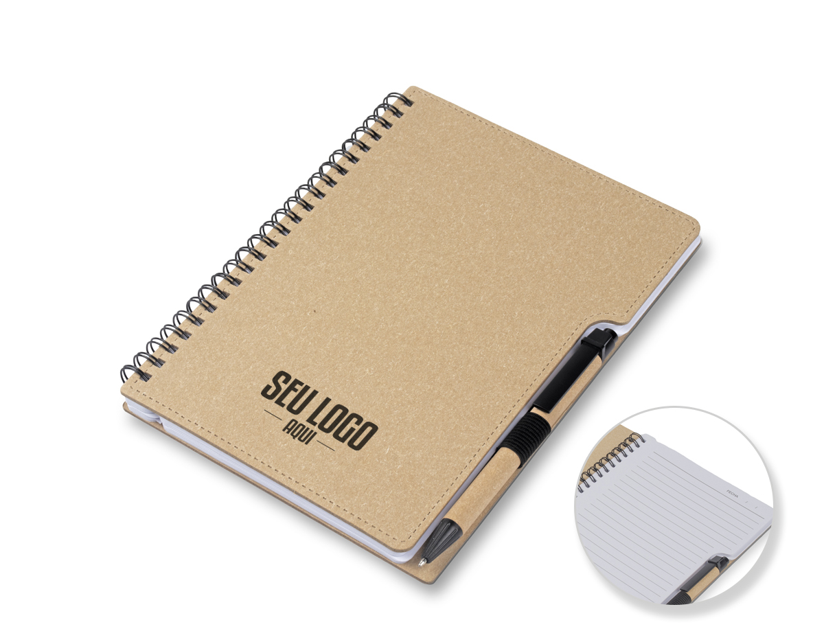 Caderno de anotações em papelão reciclável com suporte para caneta e miolo de 70 folhas pautadas e destacáveis.  Acompanha caneta com corpo em papel reciclável com detalhe em plástico.