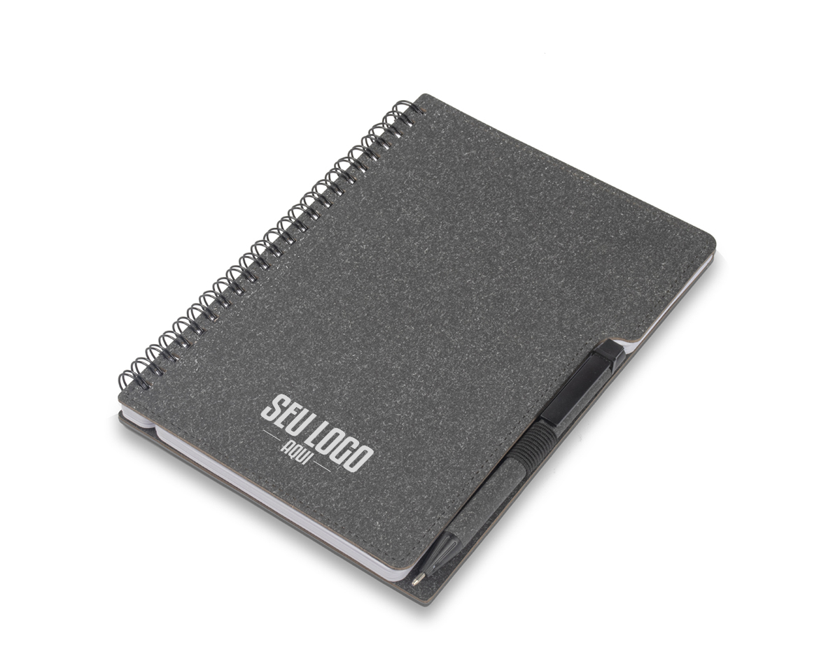 Caderno de anotações em papelão reciclável com suporte para caneta e miolo de 70 folhas pautadas e destacáveis.  Acompanha caneta com corpo em papel reciclável com detalhe em plástico.