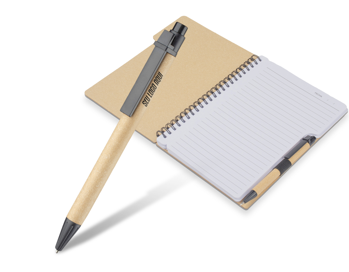 Caderno de anotações em papelão reciclável com suporte para caneta e miolo de 70 folhas pautadas e destacáveis.  Acompanha caneta com corpo em papel reciclável com detalhe em plástico.