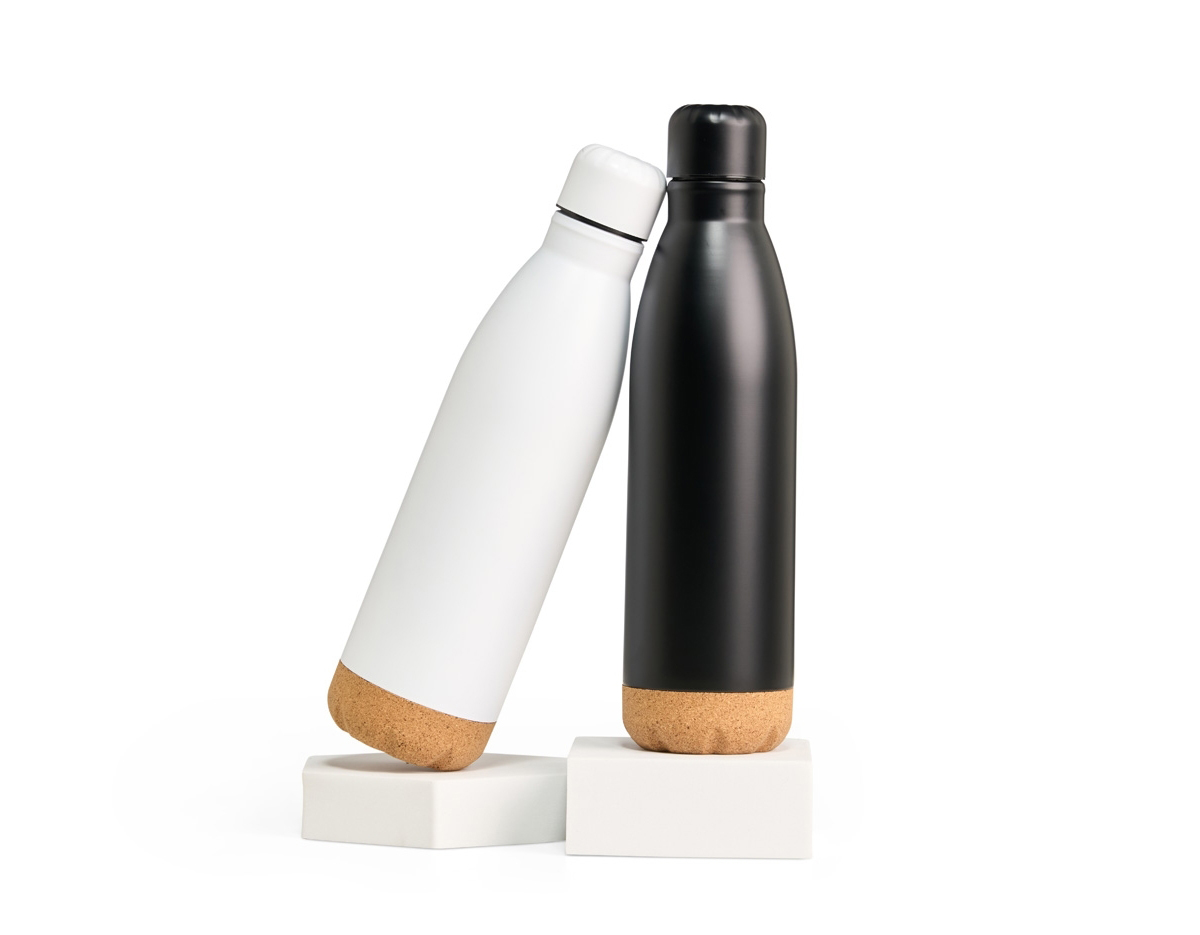 Garrafa térmica com capacidade de 500ml, fabricada em inox resistente. Possui detalhe em cortiça, conferindo um design moderno e diferenciado. Ideal para manter a temperatura de líquidos, seja quente ou frio, por um longo período. Perfeita para uso diário em casa, no trabalho ou em atividades externas.