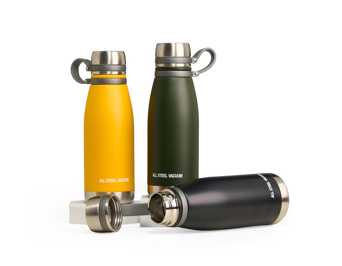 Garrafa térmica com infusor de bebidas, fabricada em aço inoxidável 316, garantindo durabilidade e resistência à corrosão. Possui capacidade de 650ml, ideal para transportar chás, cafés ou infusões. A tampa é equipada com uma alça de silicone, facilitando o transporte.