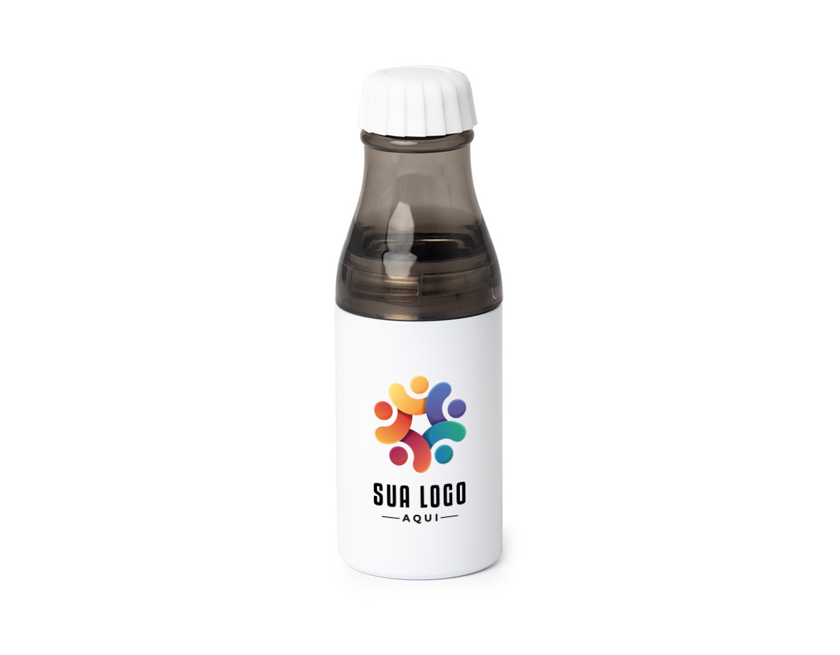 Garrafa e copo em um só produto! Com capacidade de 600ml, nossa garrafa 2 em 1 une a robustez do aço inoxidável e à leveza do plástico, oferecendo versatilidade para o dia a dia. Possui tampa e compartimento plástico removível, que permite utilizá-la tanto na forma tradicional como garrafa quanto como copo, adaptando-se ao seu ritmo na hora de aproveitar a bebida.