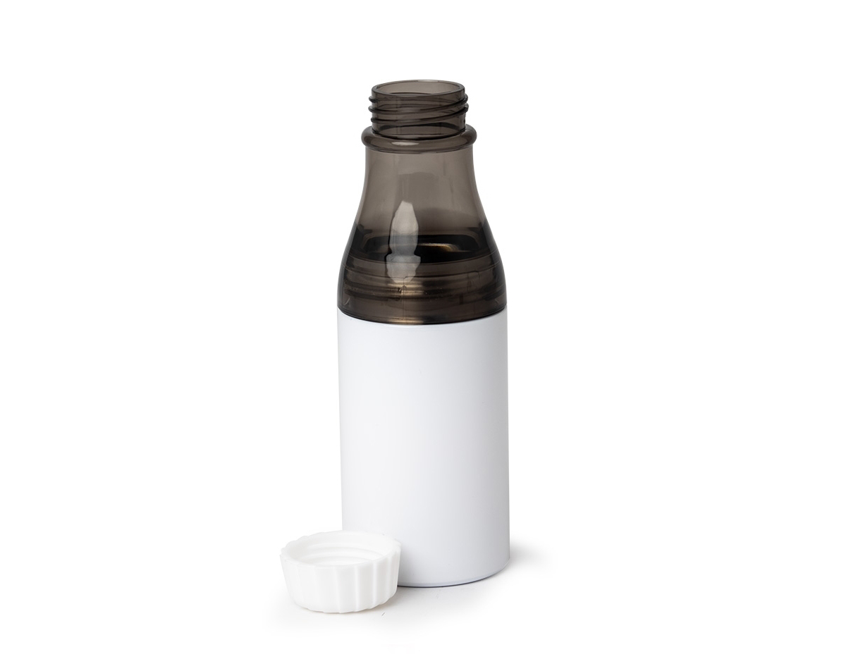 Garrafa e copo em um só produto! Com capacidade de 600ml, nossa garrafa 2 em 1 une a robustez do aço inoxidável e à leveza do plástico, oferecendo versatilidade para o dia a dia. Possui tampa e compartimento plástico removível, que permite utilizá-la tanto na forma tradicional como garrafa quanto como copo, adaptando-se ao seu ritmo na hora de aproveitar a bebida.