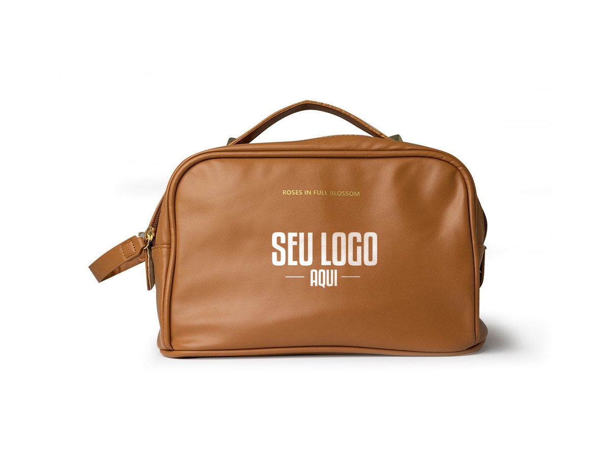 Estilosa e espaçosa, esta nécessaire se destaca com sua abertura diferenciada por zíper duplo. Feita de PU resistente à água, ela oferece um amplo espaço interno e divisórias de elástico para manter tudo organizado.  Altura :  17 cm