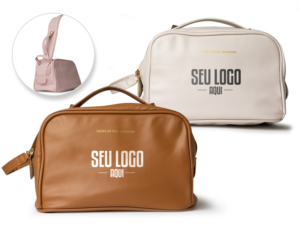 Estilosa e espaçosa, esta nécessaire se destaca com sua abertura diferenciada por zíper duplo. Feita de PU resistente à água, ela oferece um amplo espaço interno e divisórias de elástico para manter tudo organizado.  Altura :  17 cm