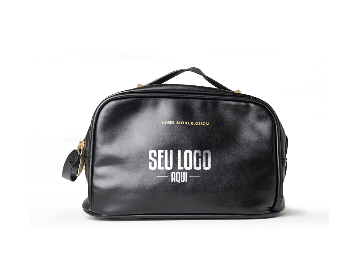 Estilosa e espaçosa, esta nécessaire se destaca com sua abertura diferenciada por zíper duplo. Feita de PU resistente à água, ela oferece um amplo espaço interno e divisórias de elástico para manter tudo organizado.  Altura :  17 cm