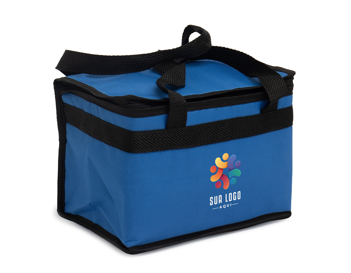 Bolsa térmica de 13 litros feita de nylon, projetada para transportar alimentos de forma prática e segura. Conta com alças de mão que facilitam o transporte, sendo ideal para piqueniques, dias na praia ou caminhadas. Sua capacidade e material isolante ajudam a manter os alimentos frescos por mais tempo, proporcionando conveniência em diferentes ocasiões ao ar livre.