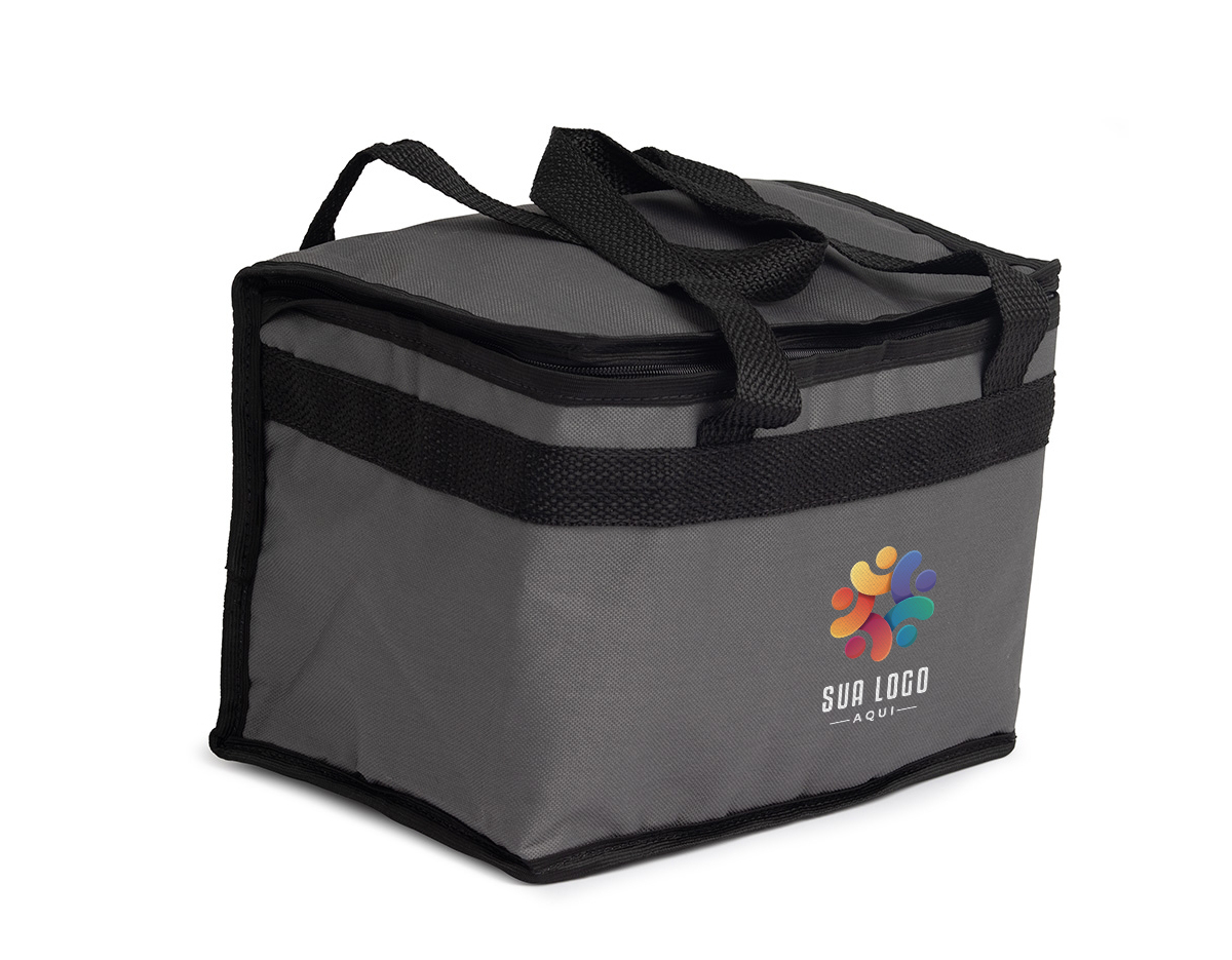 Bolsa térmica de 13 litros feita de nylon, projetada para transportar alimentos de forma prática e segura. Conta com alças de mão que facilitam o transporte, sendo ideal para piqueniques, dias na praia ou caminhadas. Sua capacidade e material isolante ajudam a manter os alimentos frescos por mais tempo, proporcionando conveniência em diferentes ocasiões ao ar livre.