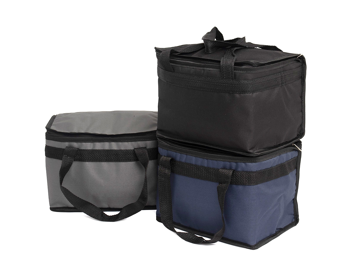 Bolsa térmica de 13 litros feita de nylon, projetada para transportar alimentos de forma prática e segura. Conta com alças de mão que facilitam o transporte, sendo ideal para piqueniques, dias na praia ou caminhadas. Sua capacidade e material isolante ajudam a manter os alimentos frescos por mais tempo, proporcionando conveniência em diferentes ocasiões ao ar livre.