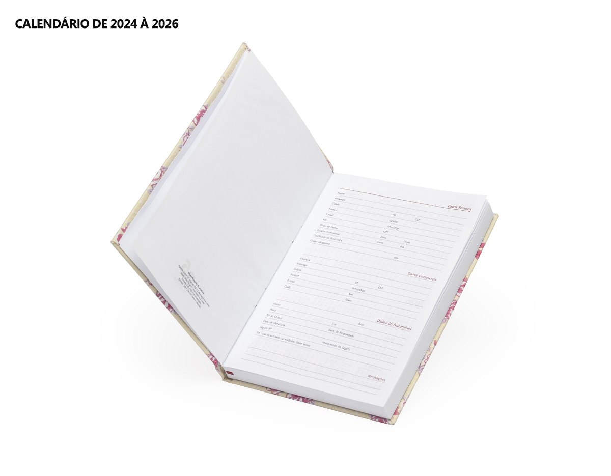  Inicie o ano com organização absoluta com a nossa agenda floral em couro sintético. Esta agenda clássica floral, oferece uma variedade de recursos úteis, incluindo dados pessoais, calendários de 2024 a 2026, mapas, números de telefone essenciais, fita de cetim para marcar páginas favoritas, espaço para planejamentos e aniversariantes, além de códigos de serviços DDD e DDI para facilitar comunicações globais.