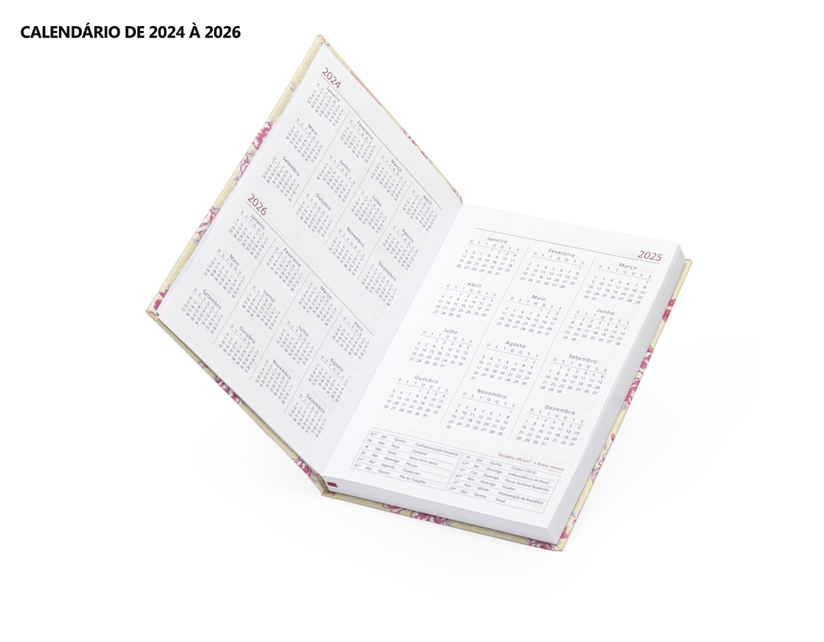 Inicie o ano com organização absoluta com a nossa agenda floral em couro sintético. Esta agenda clássica floral, oferece uma variedade de recursos úteis, incluindo dados pessoais, calendários de 2024 a 2026, mapas, números de telefone essenciais, fita de cetim para marcar páginas favoritas, espaço para planejamentos e aniversariantes, além de códigos de serviços DDD e DDI para facilitar comunicações globais.