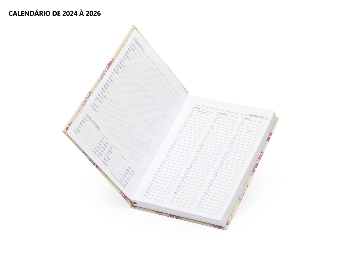  Inicie o ano com organização absoluta com a nossa agenda floral em couro sintético. Esta agenda clássica floral, oferece uma variedade de recursos úteis, incluindo dados pessoais, calendários de 2024 a 2026, mapas, números de telefone essenciais, fita de cetim para marcar páginas favoritas, espaço para planejamentos e aniversariantes, além de códigos de serviços DDD e DDI para facilitar comunicações globais.