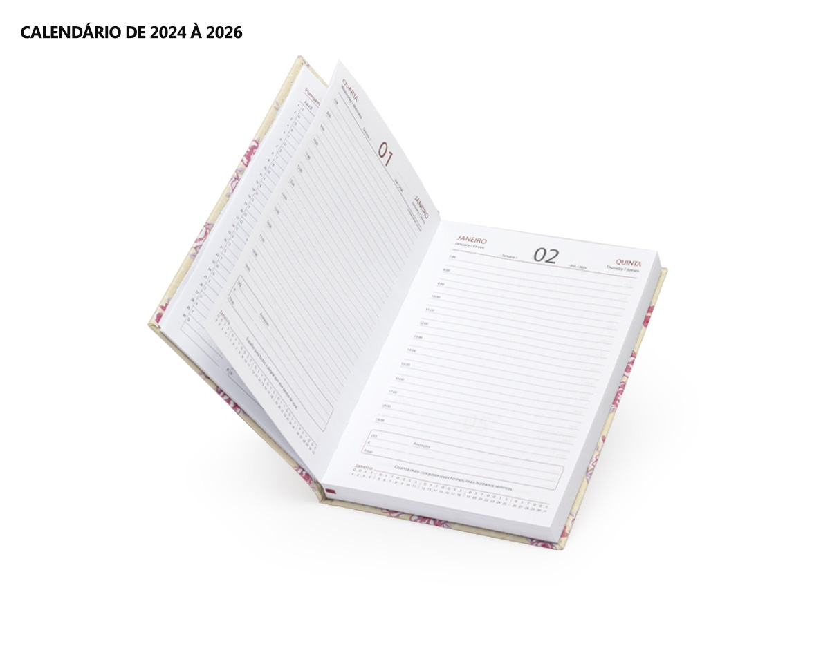 Inicie o ano com organização absoluta com a nossa agenda floral em couro sintético. Esta agenda clássica floral, oferece uma variedade de recursos úteis, incluindo dados pessoais, calendários de 2024 a 2026, mapas, números de telefone essenciais, fita de cetim para marcar páginas favoritas, espaço para planejamentos e aniversariantes, além de códigos de serviços DDD e DDI para facilitar comunicações globais.