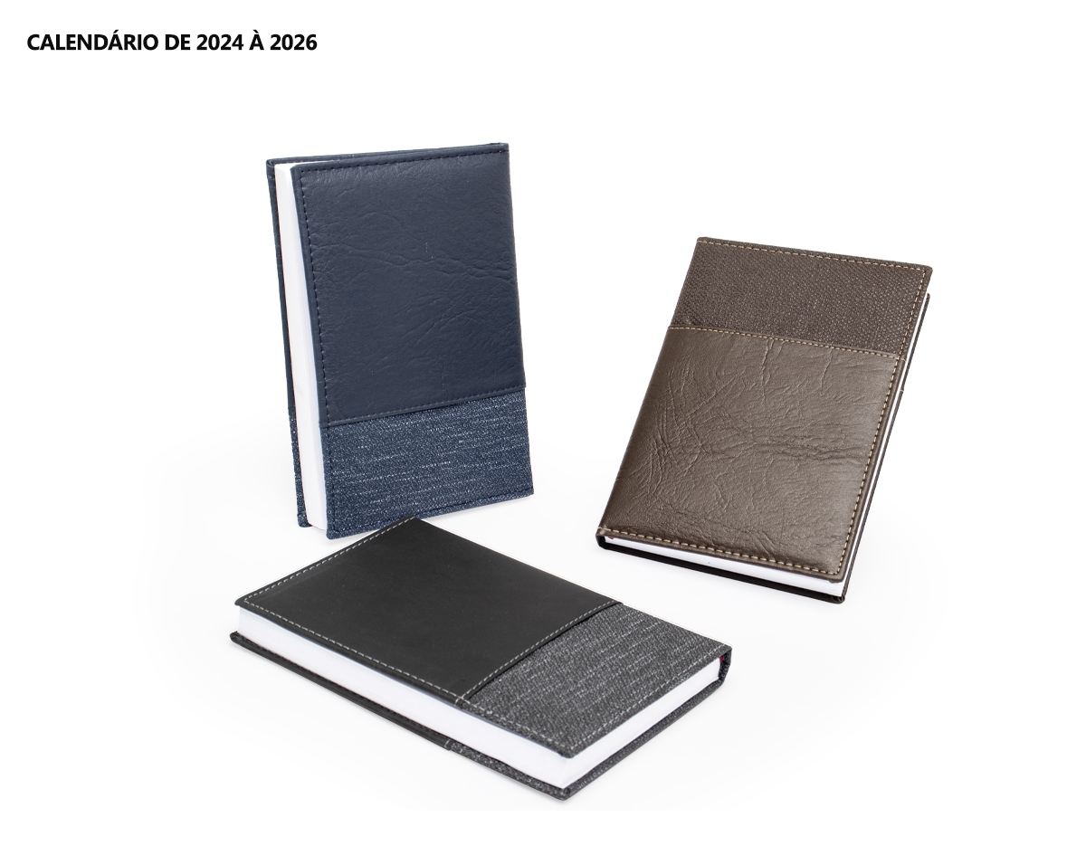 Agenda diária 2025 de couro sintético com porta acessório. Contém fita de cetim marca página, dados pessoais, calendário de 2024 à 2026, mapas, telefone Úteis e planejamento.