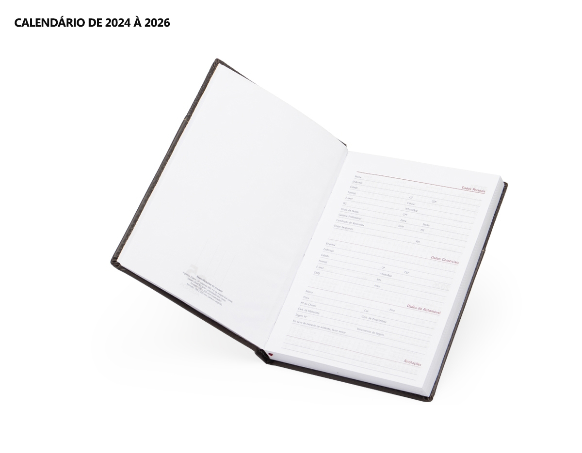 Agenda diária 2025 de couro sintético com porta acessório. Contém fita de cetim marca página, dados pessoais, calendário de 2024 à 2026, mapas, telefone Úteis e planejamento.