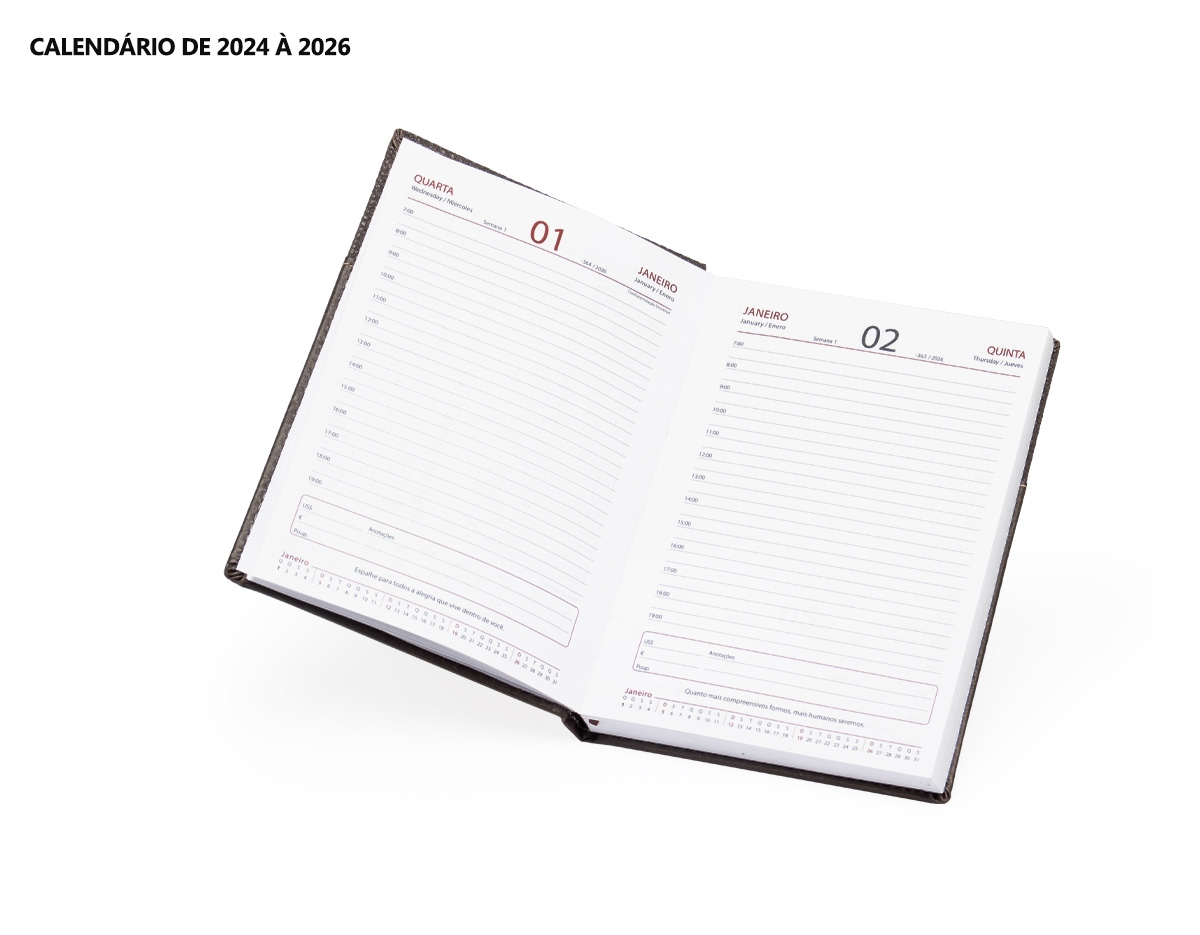 Agenda diária 2025 de couro sintético com porta acessório. Contém fita de cetim marca página, dados pessoais, calendário de 2024 à 2026, mapas, telefone Úteis e planejamento.