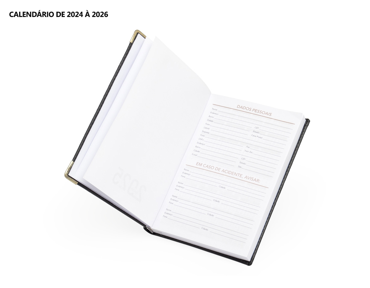 Agenda diária 2025 de couro sintético. Contém fita de cetim marca página, dados pessoais, calendário 2024 à 2026, orçamento pessoal, planejamento, mapa do Brasil, mapa América do Sul, mapa América do Norte Central, mapa-múndi, mapa África e Ásia.

