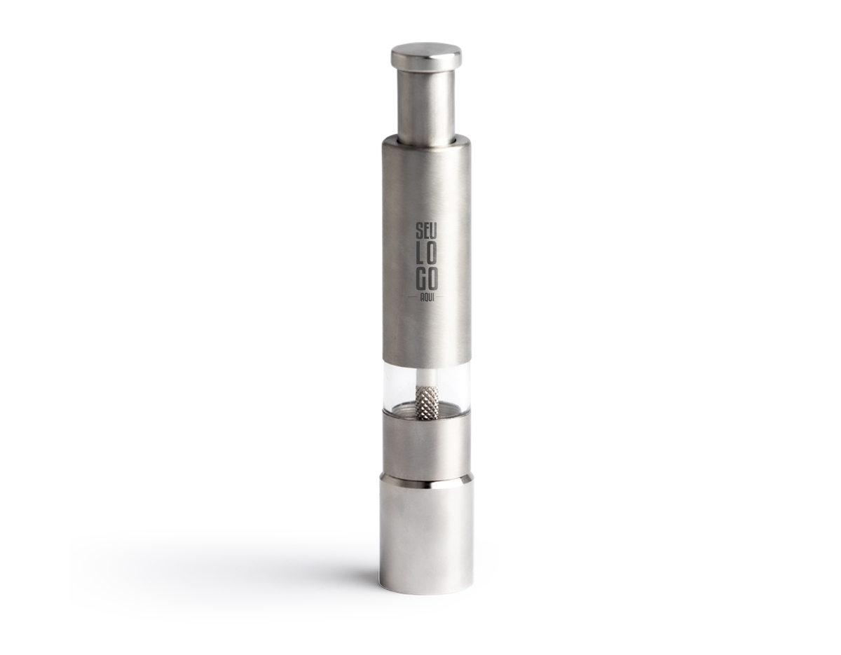 Compacto e portátil, este Triturador de Tempero é o aliado perfeito para realçar o sabor de diversas receitas! Feito de inox, possui um visor transparente que permite ver a quantidade exata de tempero. A haste interna de alumínio e o mecanismo em cerâmica garantem uma moagem precisa, ideal tanto para uso profissional quanto doméstico.
