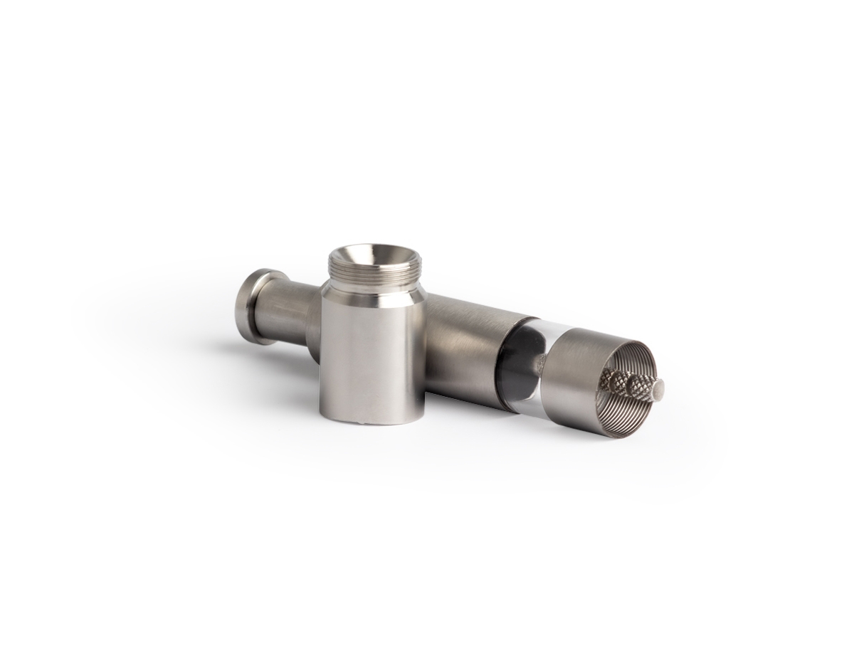 Compacto e portátil, este Triturador de Tempero é o aliado perfeito para realçar o sabor de diversas receitas! Feito de inox, possui um visor transparente que permite ver a quantidade exata de tempero. A haste interna de alumínio e o mecanismo em cerâmica garantem uma moagem precisa, ideal tanto para uso profissional quanto doméstico.