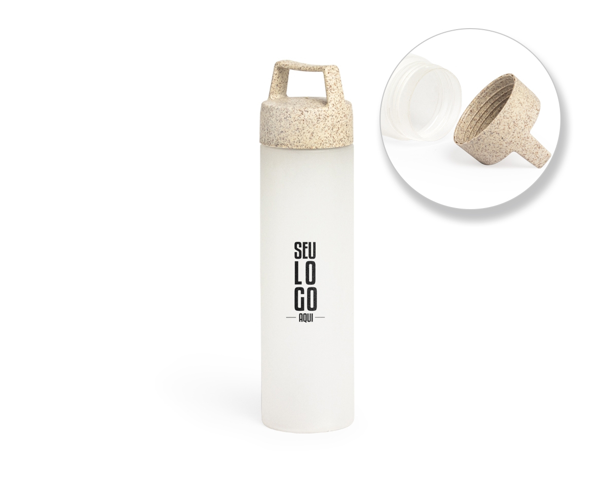 Garrafa plástica de 650 ml, ideal para transporte de líquidos. Possui tampa de fibra de arroz, que se encaixa de forma segura, e alça para facilitar o manuseio. Leve e prática, é uma opção sustentável para o dia a dia.
