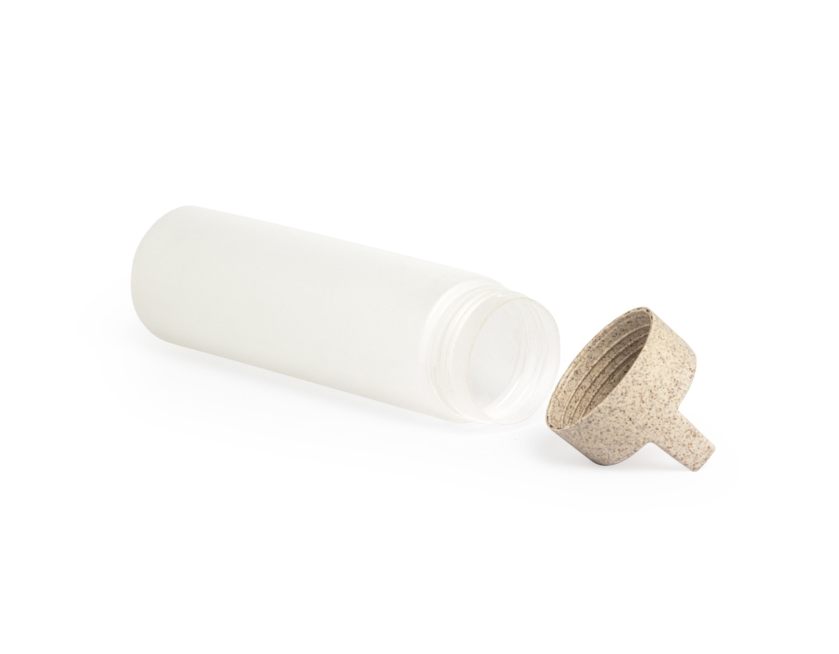 Garrafa plástica de 650 ml, ideal para transporte de líquidos. Possui tampa de fibra de arroz, que se encaixa de forma segura, e alça para facilitar o manuseio. Leve e prática, é uma opção sustentável para o dia a dia.