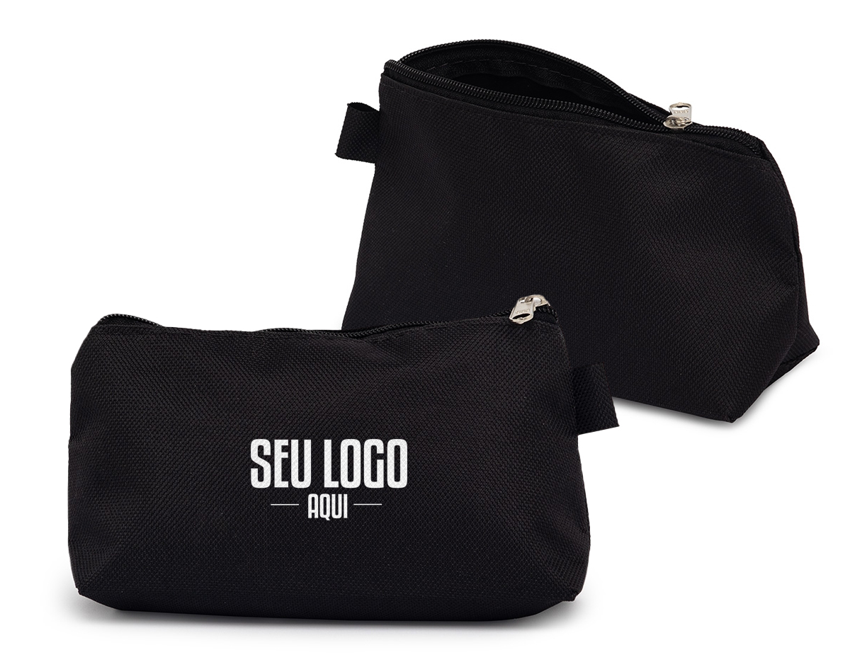 Nécessaire em nylon, leve e resistente, ideal para organizar itens pequenos. Possui uma alça pequena, que permite o acesso fácil a chaveiros ou ganchos, tornando-a prática para uso diário ou viagens. Seu design funcional a torna uma opção versátil para quem busca praticidade.